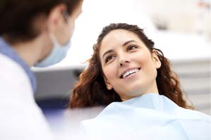 woman visiting emergency dentist in Fort Lauderdale